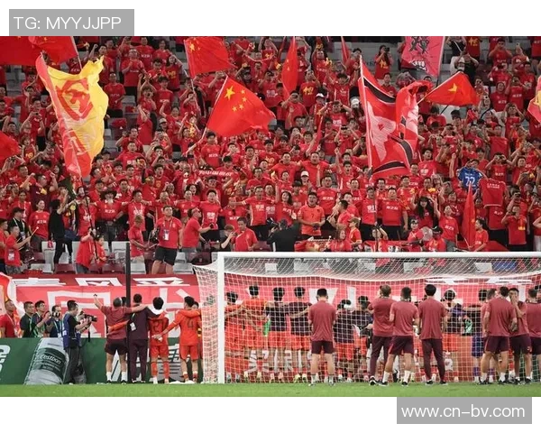 U23国足昨晚恢复训练与散步调整状态今日进行场地适应训练以备战赛事